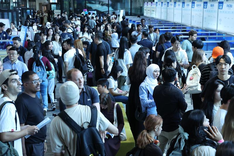 La foto muestra a los estudiantes extranjeros en la Feria de Empleo para Estudiantes Internacionales, celebrada el 27 de septiembre de 2024 en la Universidad Kyungsung, en el distrito Nam-gu de Busan. | Agencia de Noticias Yonhap
