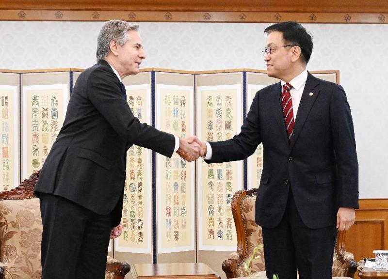 El secretario de Estado estadounidense Antony J. Blinken (izquierda) estrecha la mano al presidente en funciones Choi Sang Mok, quien también funge como viceprimer ministro y ministro de Economía y Finanzas, el 6 de enero, en el complejo gubernamental de Seúl. | Ministerio de Economía y Finanzas