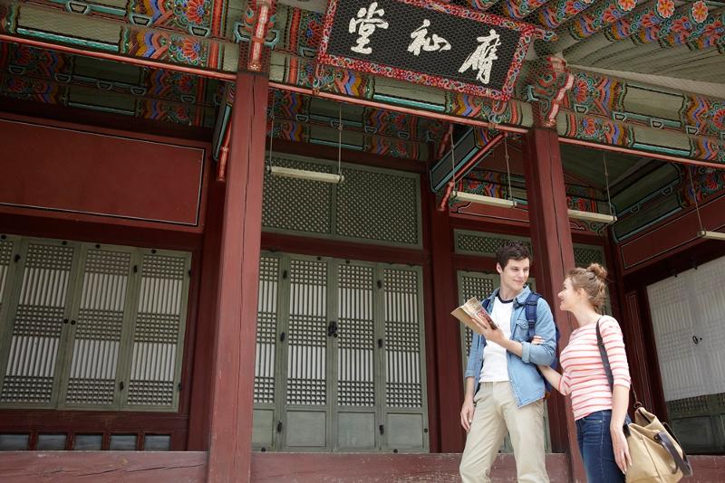 La foto muestra a dos turistas en un palacio real de la dinastía Joseon en Seúl. | Iclickart