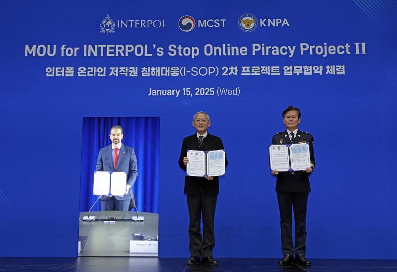 El ministro de Cultura, Deportes y Turismo, Yu In Chon (centro), participa en la firma de un memorando de entendimiento sobre el Proyecto II de la Interpol para Combatir la Piratería en Línea (I-SOP) de Interpol, el 15 de enero, en el Museo Nacional de Arte Moderno y Contemporáneo de Corea, en el distrito Jongno-gu de Seúl. En la fotografía, de izquierda a derecha, el secretario general de Interpol, Valdecy Urquiza, el ministro Yu y el director general de la Oficina de Cooperación Internacional de la Agencia de Policía Nacional de Corea Lee Jun-hyeong. | Ministerio de Cultura, Deportes y Turismo