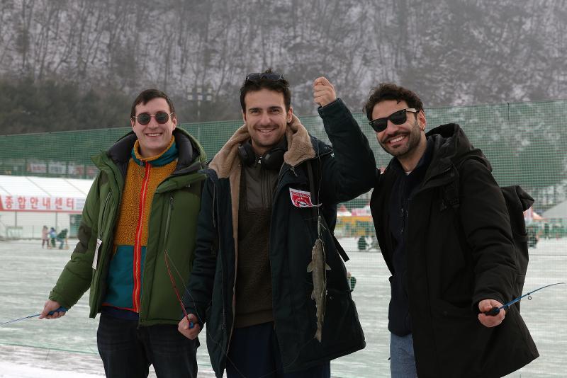 Unos turistas disfrutan del ambiente festivo en el Festival de Hielo Hwacheon Sancheoneo (Trucha de Montaña) el 14 de enero, en el arroyo Hwacheon, en la ciudad de Hwacheon-eup, condado de Hwacheon-gun, provincia de Gangwon-do. | Lee Jun Young