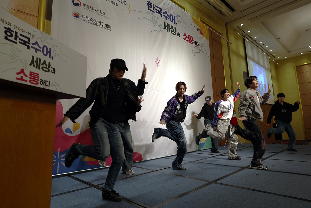 Big Ocean, un grupo de K-pop formado íntegramente por personas sordas, actúa en el escenario del Swiss Grand Hotel de Seúl durante la ceremonia organizada con motivo del 5º Día de la Lengua de Señas de Corea, el 3 de febrero.  