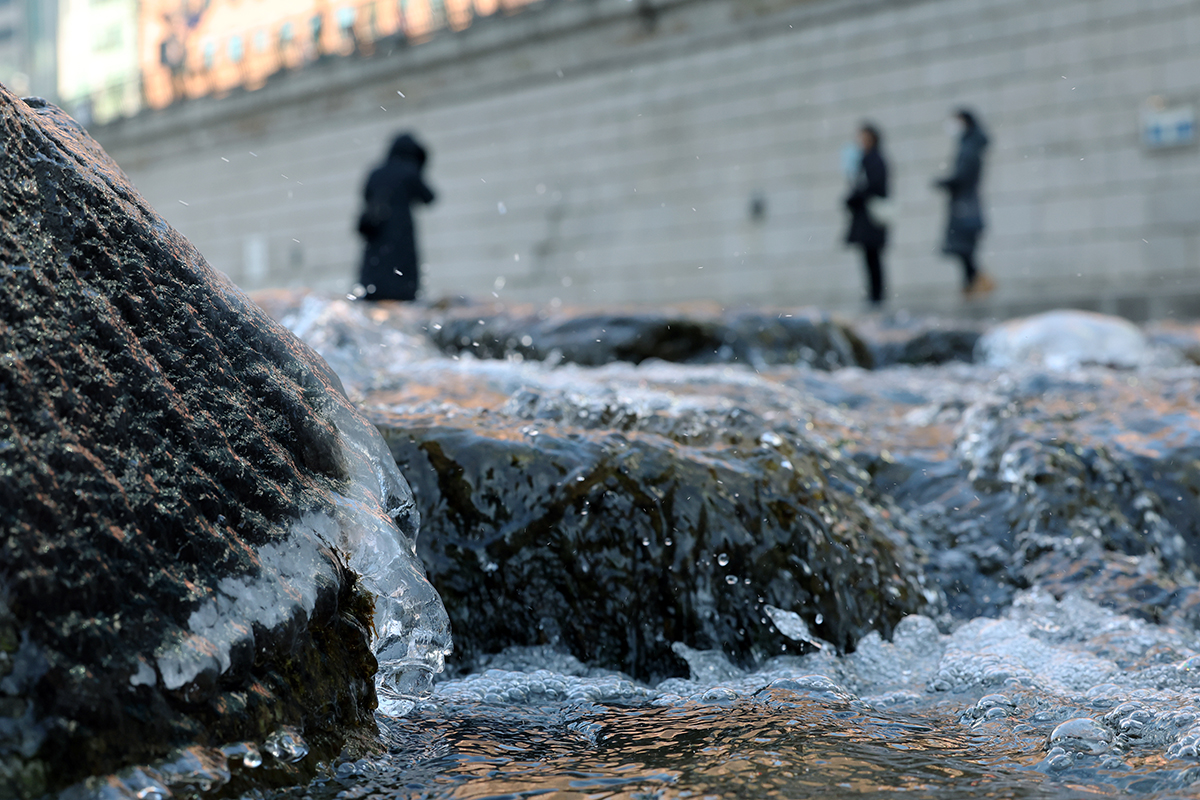 El agua del arroyo Cheonggyecheon, en el distrito de Jongno-gu en Seúl, se congela el 4 de febrero. Ese día, se emitió un aviso de ola de frío para la mayor parte del país.