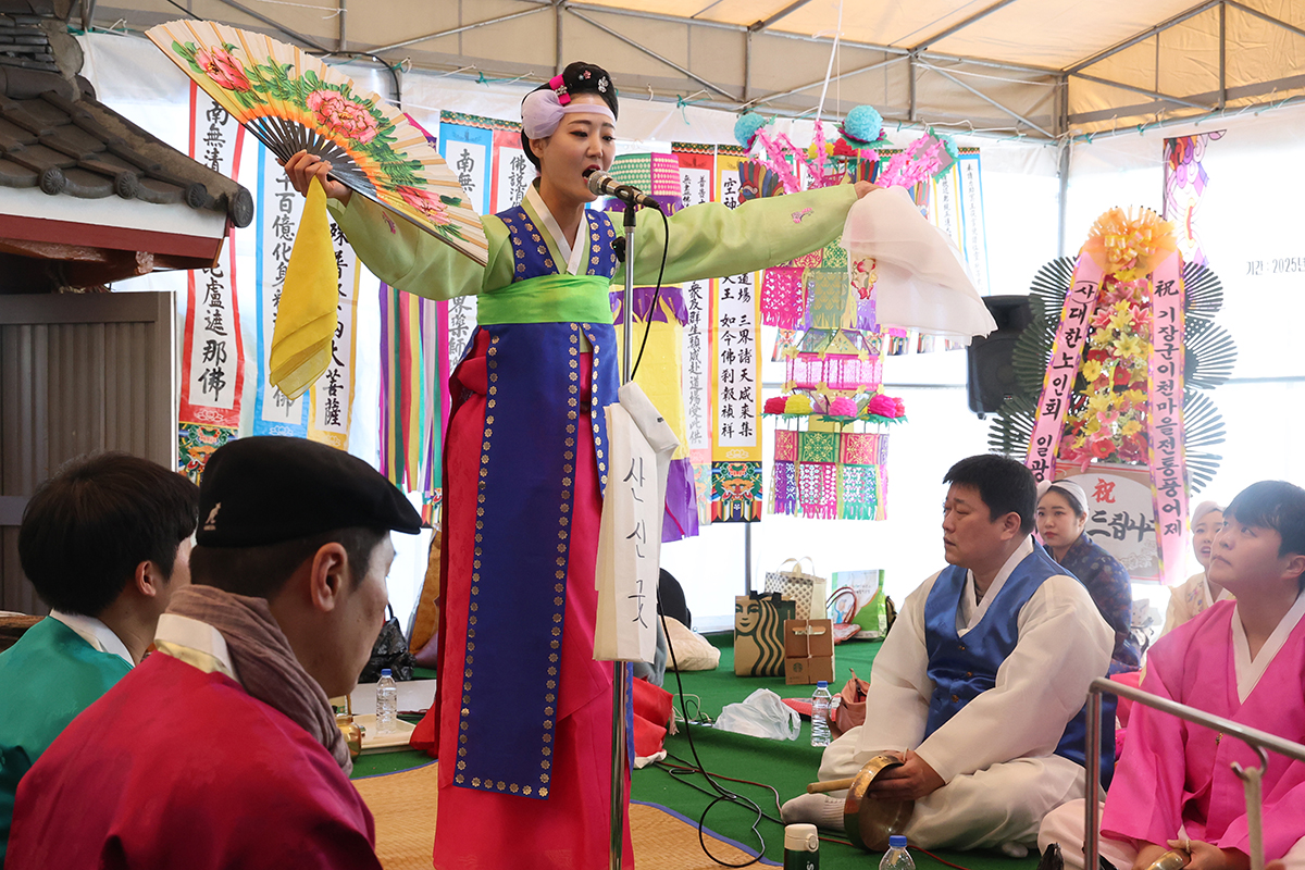 Un ritual chamánico se celebra para bendecir la temporada de pesca de este año durante un evento organizado con motivo de la fiesta de los pescadores, en el condado de Gijang-gun, en la ciudad de Busan, el 13 de febrero.