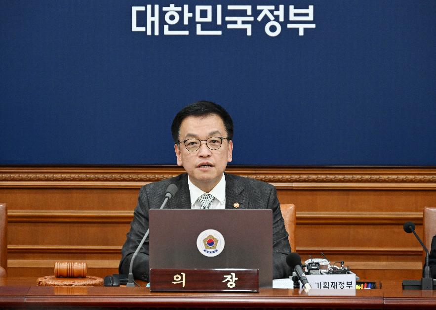 El presidente en funciones Choi Sang Mok preside una reunión del Gabinete el 18 de febrero en el complejo gubernamental de Seúl. | Ministerio de Economía y Finanzas