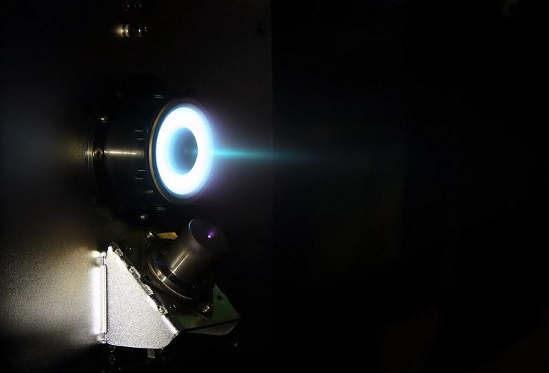 La foto muestra el propulsor de efecto Hall de 150 W utilizado para propulsar pequeños satélites y desarrollado por el Instituto Avanzado de Ciencia y Tecnología de Corea (KAIST). | KAIST