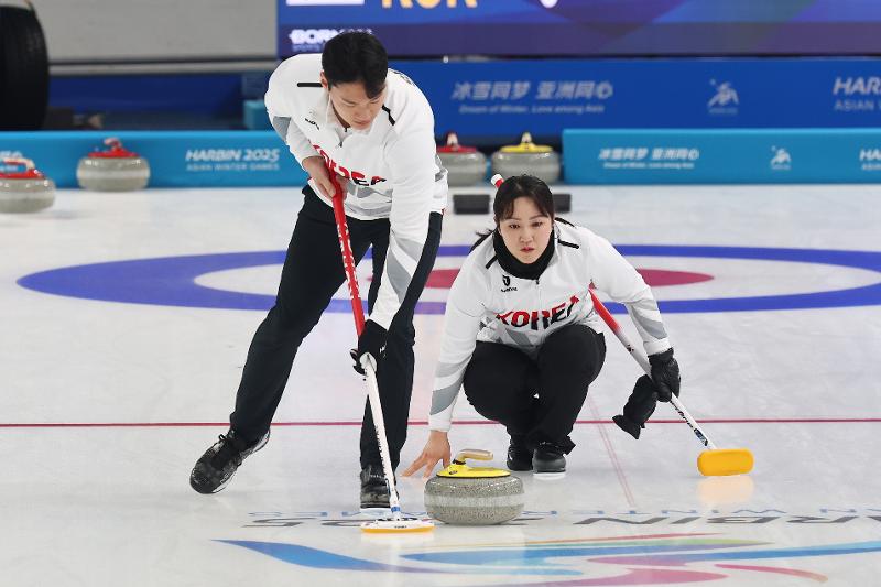 El equipo de dobles mixtos de curling de Corea, formado por Kim Kyungae y Seong Jihoon logró el 5 de febrero su segunda victoria consecutiva tras perder en su primer partido en los Juegos Asiáticos de Invierno en Harbin, China. La foto muestra al dúo en un partido del Grupo B contra Filipinas, el 4 de febrero, en el Harbin Pingfang District Curling Arena. | Agencia de Noticias Yonhap 