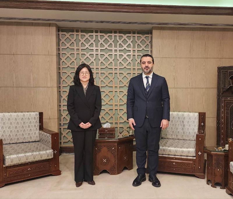 Kim Eunjeong (izquierda), directora general de la Oficina de Asuntos de África y Oriente Medio del Ministerio de Asuntos Exteriores de Corea, posa con Assad al-Shaibani, ministro interino de Asuntos Exteriores y Extranjeros del Gobierno de transición sirio, el 7 de febrero (hora local) en Damasco, Siria. | Ministerio de Asuntos Exteriores de Corea