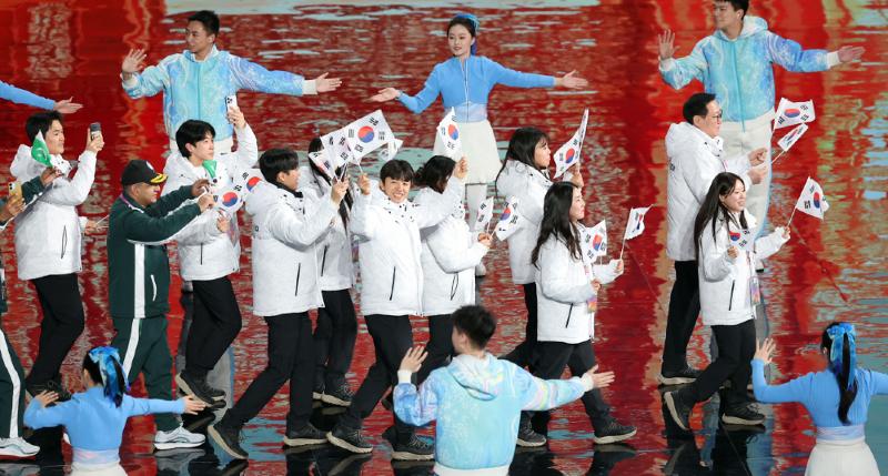 El equipo nacional de Corea ingresa a la ceremonia de clausura de los Juegos Asiáticos de Invierno de Harbin, China, en el Centro Internacional de Conferencias, Exposiciones y Deportes de Harbin, el 14 de febrero. 