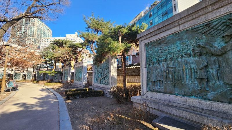 Los murales del parque Tapgol muestran diversos movimientos independentistas que tuvieron lugar en distintas regiones de Corea. A la derecha, se representa el levantamiento en el parque el 1 de marzo de 1919. | Lee Jihae, Korea.net