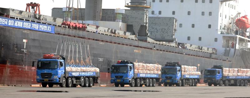 Unos alimentos que serán enviados al extranjero son transportados el 17 de abril de 2024 en camiones desde el puerto de Gunsan, en la provincia de Jeollabuk-do.