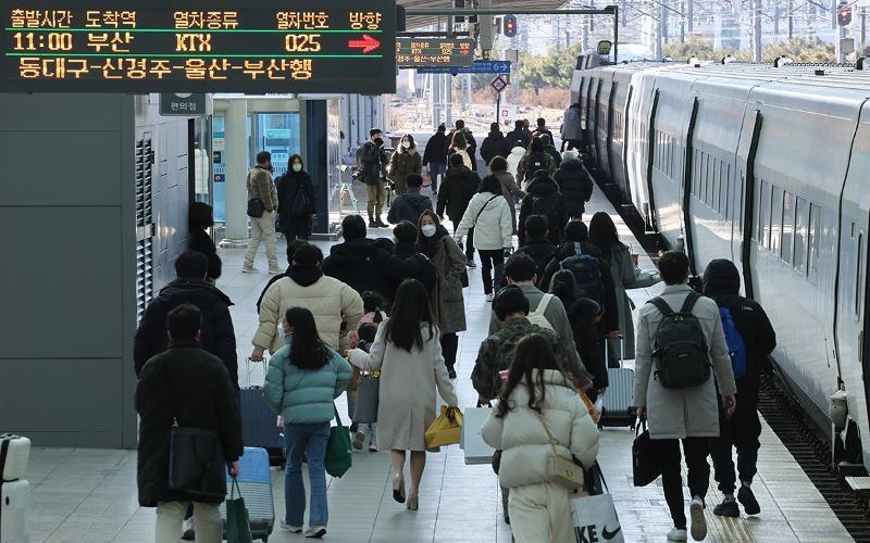 Unos pasajeros caminan en una plataforma de la Estación de Seúl, 20 de enero de 2023. |Agencia de Noticias Yonhap