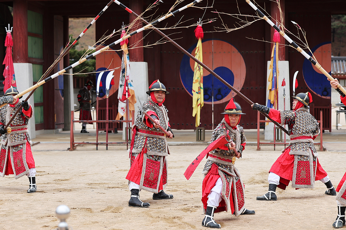 El Grupo de Danza de la Ciudad de Suwon realiza una demostración de artes marciales en la fortaleza Hwaseong Haenggung el 5 de marzo. Los artistas, vestidos con armaduras tradicionales, muestran movimientos coordinados con lanzas y espadas.  