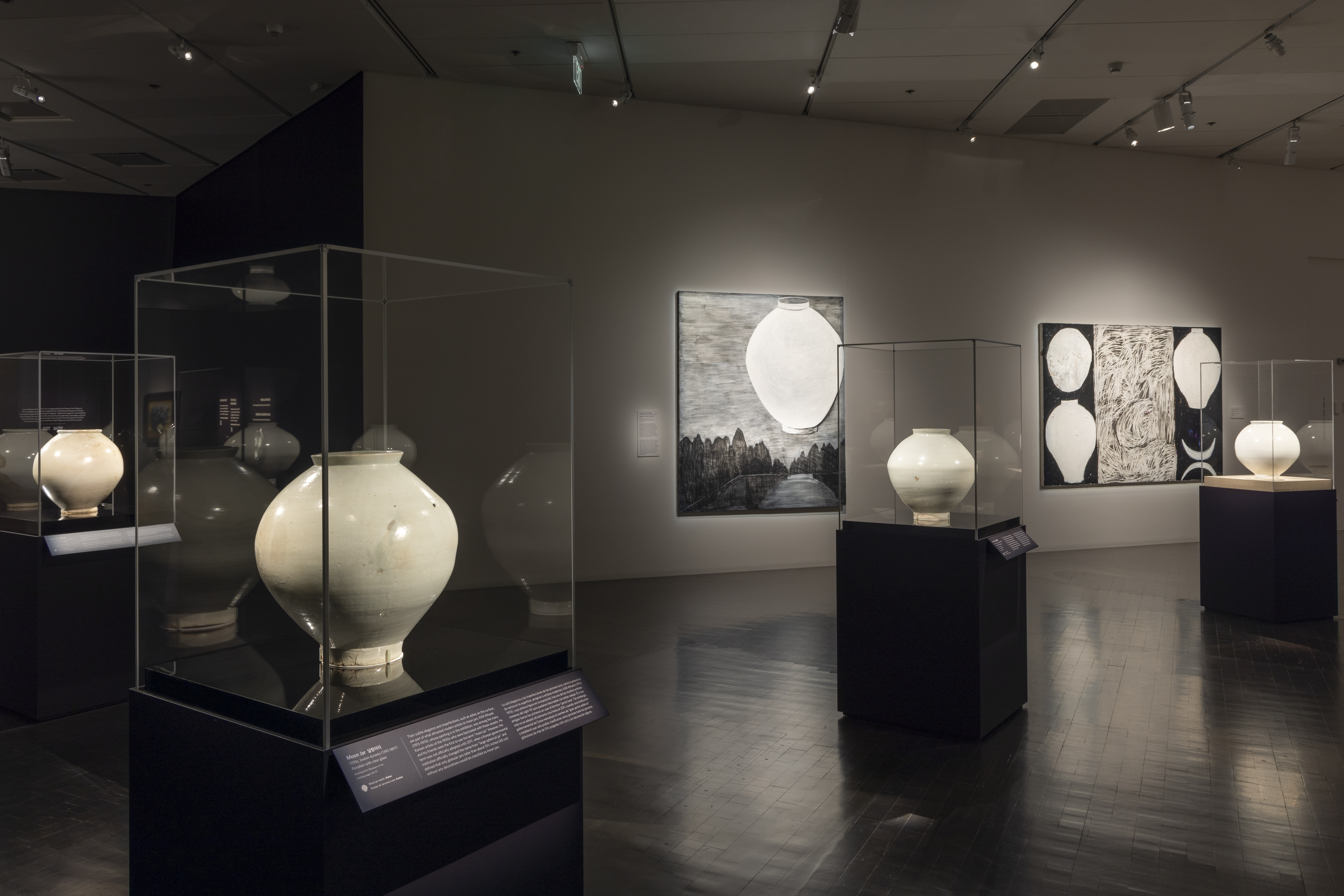 La exposición 'Fases lunares: Jarrones lunares coreanos' se exhibe hasta el 8 de junio en el Museo de Arte de Denver, en Denver, Estados Unidos.