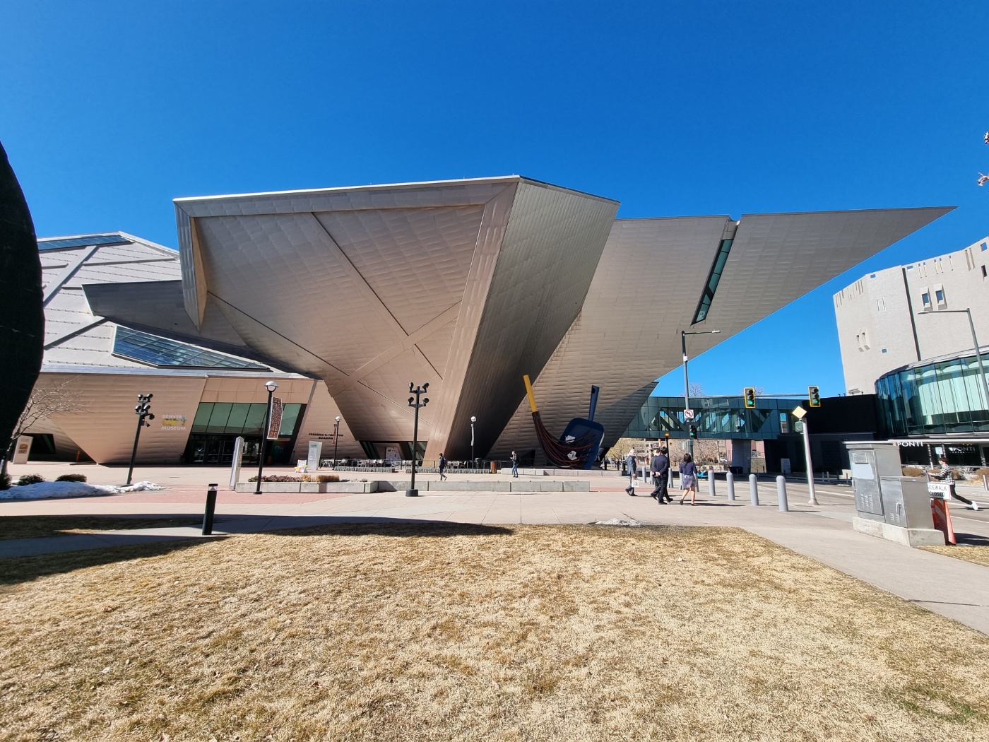 Se muestra la vista exterior del Museo de Arte de Denver, donde se celebra la exposición 'Fases lunares: Jarrones lunares coreanos'..