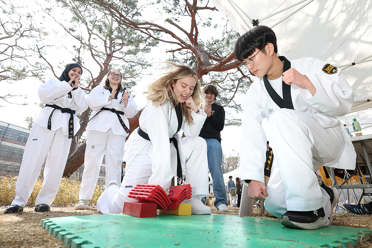 tEl 11 de marzo, una estudiante extranjera intenta romper tablas durante un evento de reclutamiento del club de Taekwondo en la Universidad Ajou, en Suwon, provincia de Gyeonggi-do.