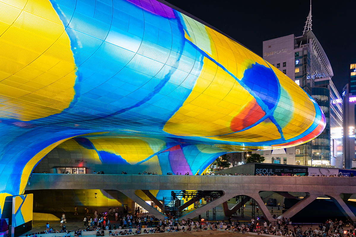 La Fundación de Diseño de Seúl anunció el 12 de marzo que Poesía del Tiempo, una instalación de arte multimedia inmersiva basada en la obra de Kim Whanki y presentada en la Plaza del Diseño de Dongdaemun (DDP, por sus siglas en inglés) a través del festival Seoul Light DDP, ha sido galardonada con un iF Design Award de Alemania, uno de los tres premios de diseño más prestigiosos del mundo.