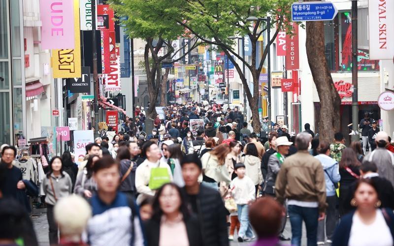 La foto muestra una calle del barrio de Myeongdong en el distrito de Jung-gu, Seúl, abarrotada de gente el 10 de abril de 2024. | Agencia de Noticias Yonhap 
