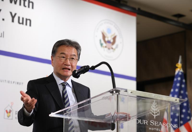 Joseph Yun, embajador en funciones de Estados Unidos en Corea y encargado de negocios de la Embajada de Estados Unidos en Seúl, habla sobre el fortalecimiento de la alianza y cooperación bilateral durante un almuerzo organizado por la Cámara de Comercio Estadounidense en Corea,  el 18 de marzo, en el hotel Four Seasons de Seúl, en el distrito de Jongno-gu.