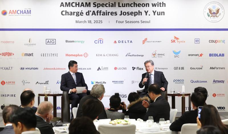 Joseph Yun (derecha), embajador en funciones de Estados Unidos en Corea y encargado de negocios de la Embajada de Estados Unidos en Seúl, y James Kim, presidente de la AmCham, conversan durante un almuerzo organizado por la Cámara de Comercio Estadounidense en Corea,  el 18 de marzo, en el hotel Four Seasons de Seúl, en el distrito de Jongno-gu. 