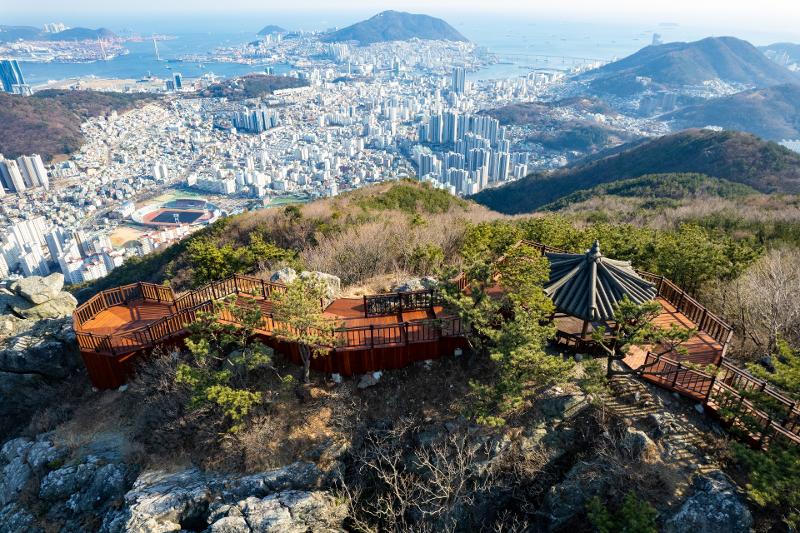 El Gobierno Metropolitano de Busan anunció el 20 de marzo que, a partir del 26 de marzo, comenzará a reclutar trabajadores extranjeros para las nuevas visas especializadas por región. La foto muestra la vista panorámica de la ciudad portuaria desde la montaña Hwangnyeongsan. |  Oficina del distrito de Seo-gu