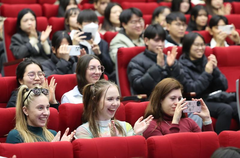 El 28 de febrero, unos estudiantes extranjeros aplauden mientras presencian una demostración de taekwondo, durante un programa de orientación para estudiantes de primer ingreso en el auditorio del campus Daeyeon de la Universidad Nacional de Pukyong, en el distrito Nam-gu de Busan. En dicha universidad, para el primer semestre de este año se matricularon 460 estudiantes de 39 países, entre ellos China, Vietnam, Birmania y Japón. | Agencia de Noticias Yonhap