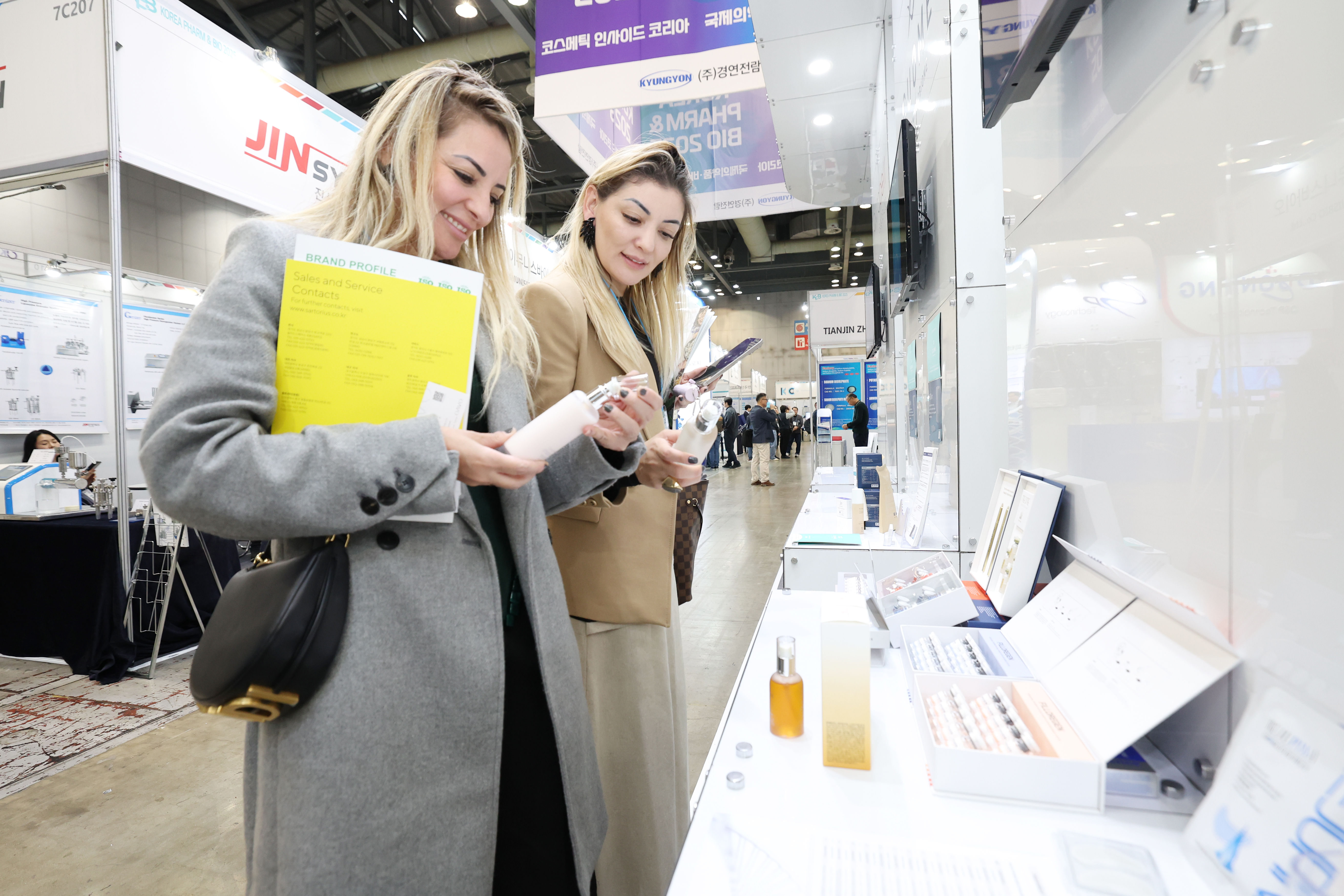 El 22 de abril, unas visitantes observan productos cosméticos en la feria Cosmetic Inside Korea 2025, celebrada en el centro de convenciones KINTEX en Goyang, provincia de Gyeongg