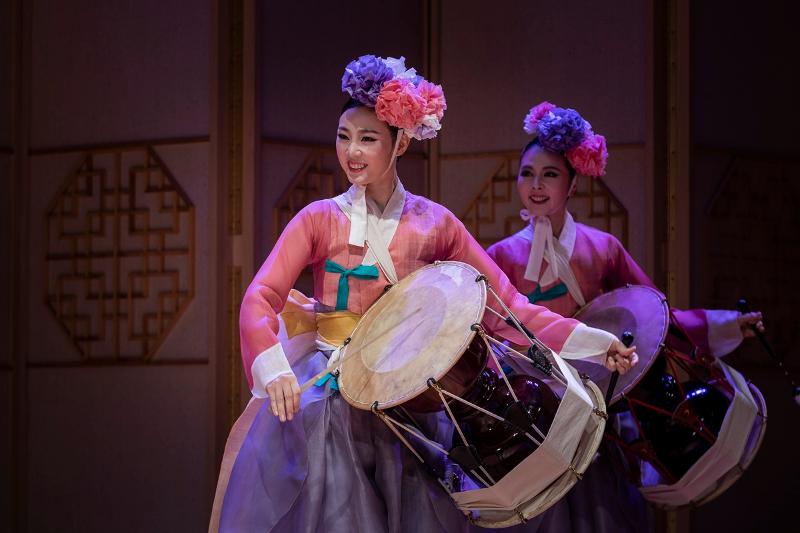 Una presentación de jangguchum (danza con tambor de Corea).