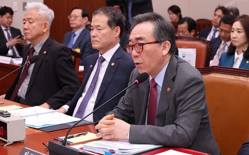 El ministro de Asuntos Exteriores de Corea, Cho Tae-yul (derecha), ofrece una declaración el 23 de abril durante una sesión plenaria del Comité de Asuntos Exteriores y Unificación de la Asamblea Nacional, en Seúl. | Agencia de Noticias Yonhap