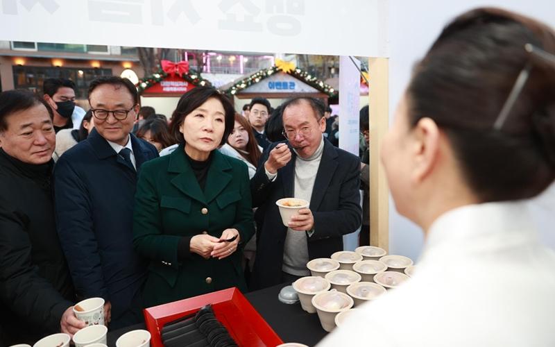 La ministra de Pequeñas y Medianas Empresas y Empreas Emergentes, Oh Youngju (centro), visita un estand durante el evento inaugural del anterior K-Shopping Festa, el 6 de diciembre de 2024 en la popular zona de la Universidad Hongik, en el distrito Mapo-gu de Seúl.