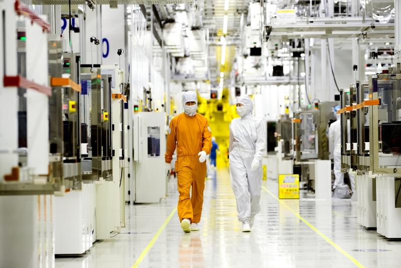 Se muestra un cuarto limpio, parte de la fabricación de semiconductores de Samsung Electronics. | Samsung Electronics