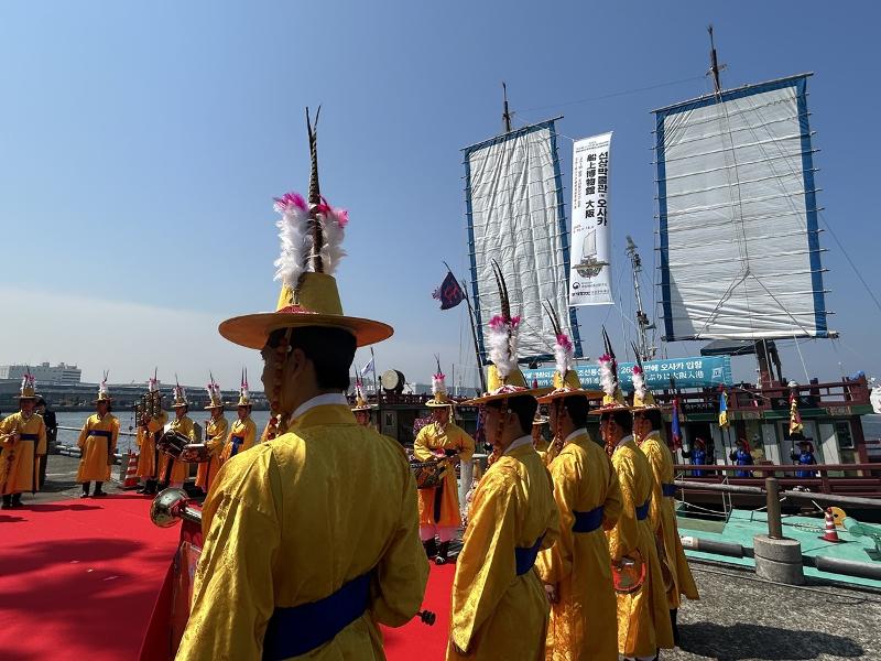 El 13 de mayo, un evento da la bienvenida al barco réplica de los Tongsinsa de Joseon, o enviados de la dinastía Joseon a Japón, en el muelle del Asia and Pacific Trade Center en Osaka, Japón.