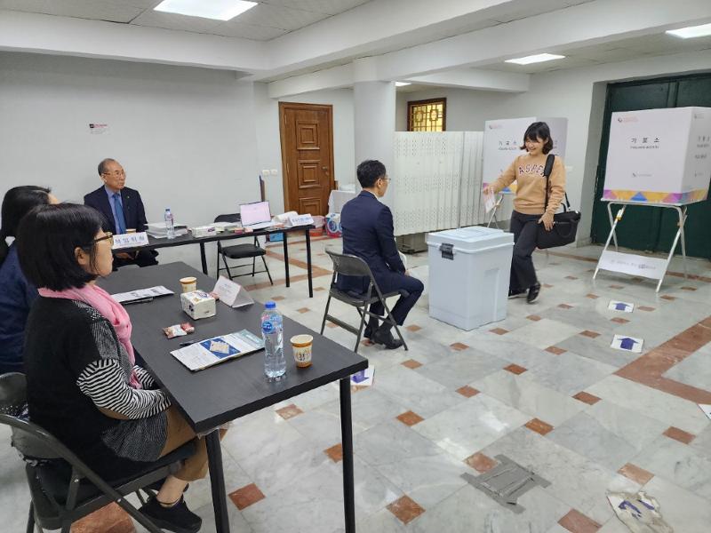 La votación en el extranjero para las elecciones presidenciales del 3 de junio comenzó el 20 de mayo. La foto muestra a una ciudadana coreana residente en Egipto votando en las elecciones parlamentarias de marzo de 2024, en una mesa electoral instalada en la Embajada de Corea en Egipto. | Agencia de Noticias Yonhap 