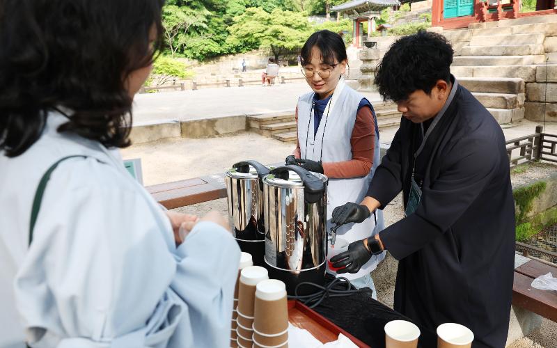 El personal del Servicio del Patrimonio de Corea ofrecía a los visitantes infusiones de cinco bayas (omija) y nurunji (costra de arroz tostado), para acompañar el paseo a primera hora del día.