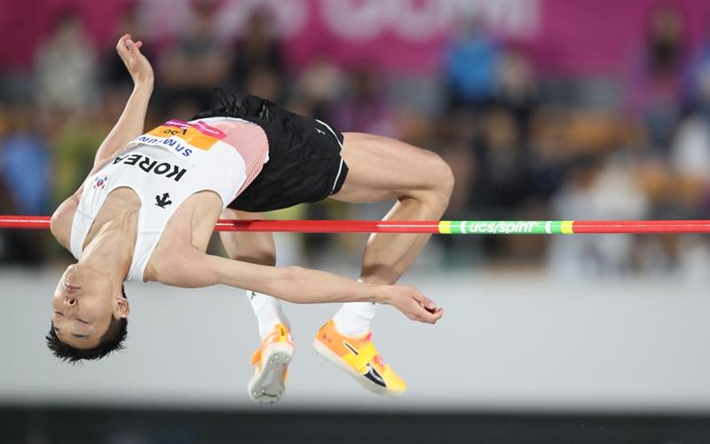 Woo Sang-hyeok supera los 2,23 metros el 29 de mayo en la final de salto de altura masculino del Campeonato Asiático de Atletismo, celebrada en el Estadio Cívico de Gumi, en la ciudad homónima, provincia de Gyeongsangbuk-do. | Agencia de Noticias Yonhap