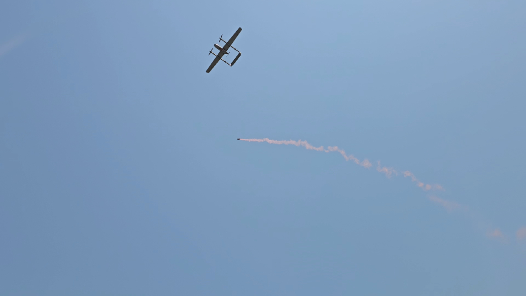 Un dron lanza una bomba de humo mientras entrega sangre en un simulacro médico el 22 de mayo cerca de las cinco islas estratégicas del mar Amarillo. | Taekyung Electronics