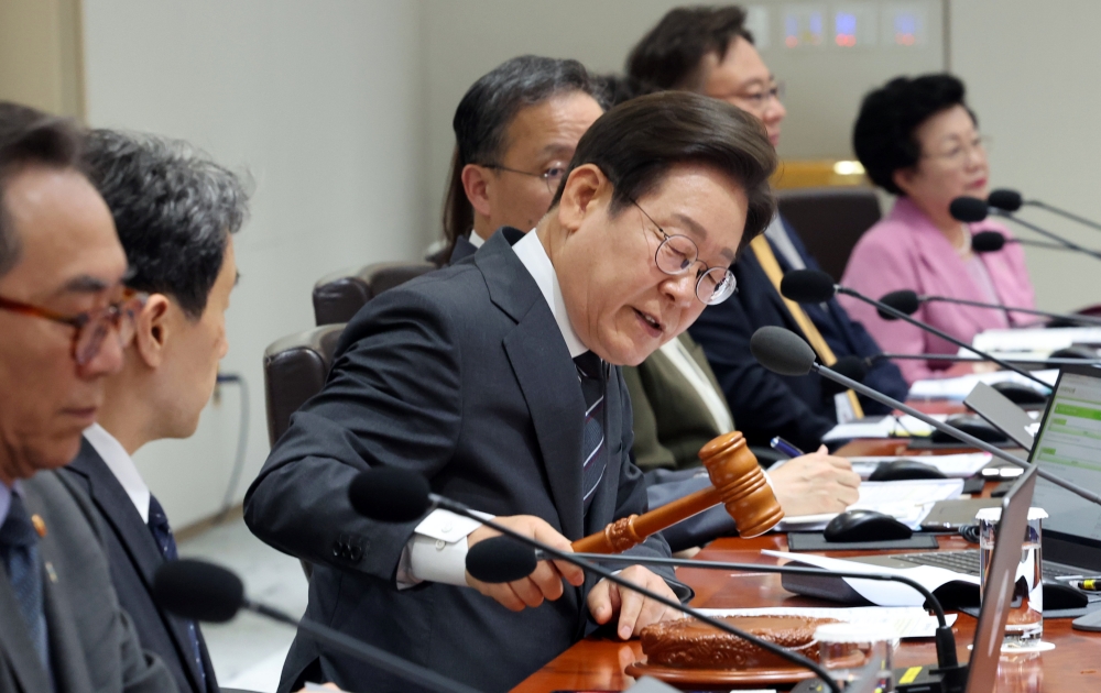 El presidente Lee Jae Myung (al centro) declara la apertura de la reunión del Gabinete el 19 de junio en la oficina presidencial en Seúl. | Agencia de Noticias Yonhap