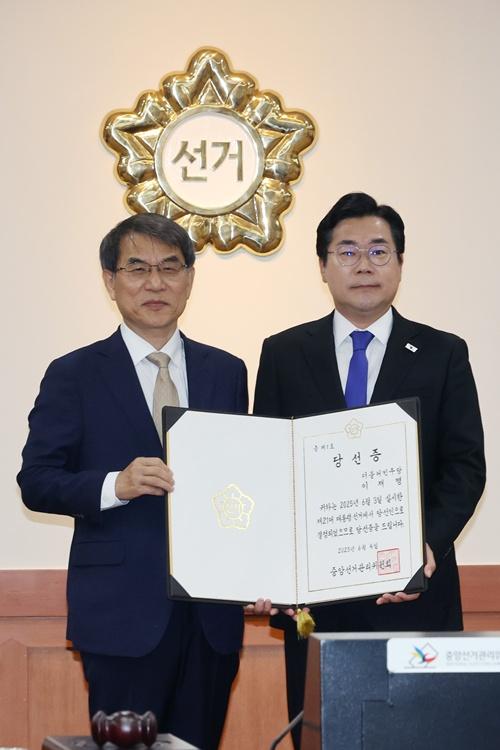 Roh Tae-ak, presidente de la Comisión Electoral Nacional, entrega el certificado de elección presidencial a Park Chan-dae, presidente interino del Partido Democrático de Corea, el 4 de junio en la sede del organismo en Gwacheon, provincia de Gyeonggi-do.