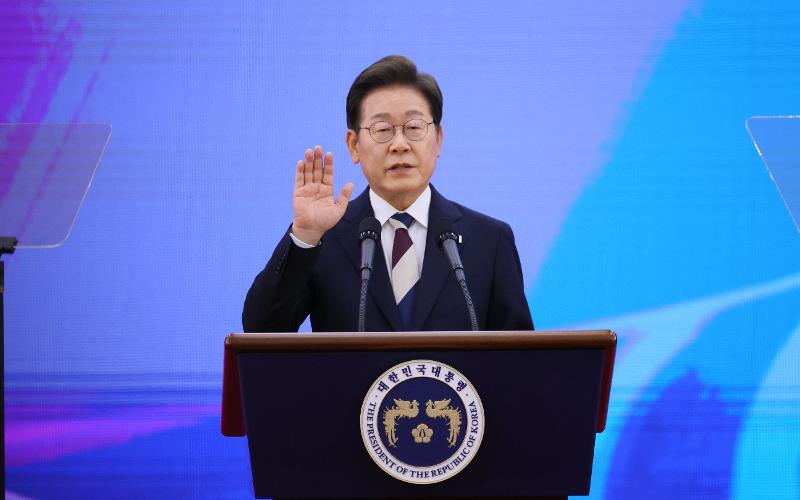 Durante la ceremonia, Lee presta juramento de acuerdo con el artículo 69 de la Constitución: 'Juro solemnemente ante el pueblo cumplir fielmente con los deberes de presidente observando la Constitución, defendiendo al Estado, esforzándome por lograr la reunificación pacífica de la patria, promoviendo la libertad y el bienestar del pueblo y avanzando en la cultura nacional'.