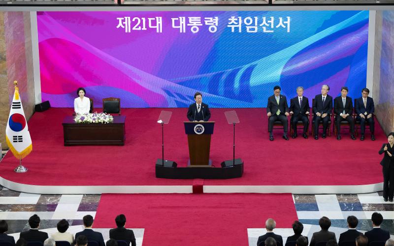 Lee pronuncia su discurso inaugural afirmando: 'Reflejando otro sentido de la presidencia, que es unir a todos sin importar a quién hayan apoyado en esta elección, me convertiré en ‘el presidente para todos’, que acoge y sirve a todo el pueblo'.