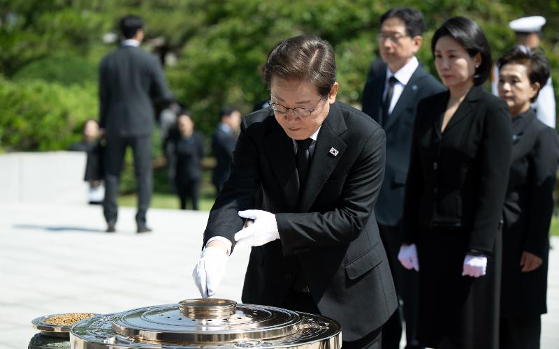 Lee visita el Cementerio Nacional de Seúl en el distrito de Dongjak-gu, el 4 de junio, para rendir homenaje y colocar una ofrenda floral acompañado por su esposa Kim Hye-kyeong, antes de dirigirse a la ceremonia de investidura. Según la tradición, la primera tarea de un jefe de Estado al inicio de su mandato es visitar este lugar para honrar a los mártires patrióticos y los soldados caídos, como muestra de lealtad al pueblo y a la nación.
