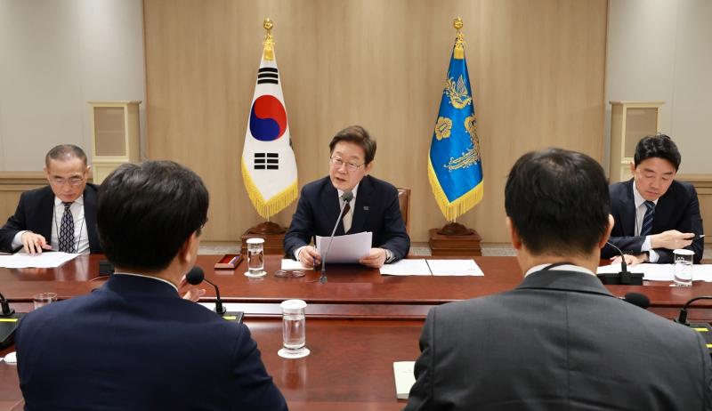 El presidente Lee Jae-myung preside el 4 de junio en el distrito de Yongsan-gu, Seúl, una reunión del equipo de emergencia económica creado mediante su primera orden ejecutiva. 