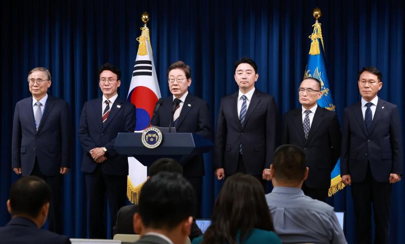 El presidente Lee Jae-myung (centro) anuncia el 4 de junio en la oficina presidencial en Seúl a los principales integrantes de su Gabinete. De izquierda a derecha: el nominado a director del Servicio Nacional de Inteligencia, Lee Jong-seok, el nominado a primer ministro, Kim Min-seok, el presidente Lee, el jefe de gabinete, Kang Hoon-shik, el asesor de seguridad nacional, Wi Sung-lac, y el jefe del Servicio de Seguridad Presidencial, Hwang In-kwon. 