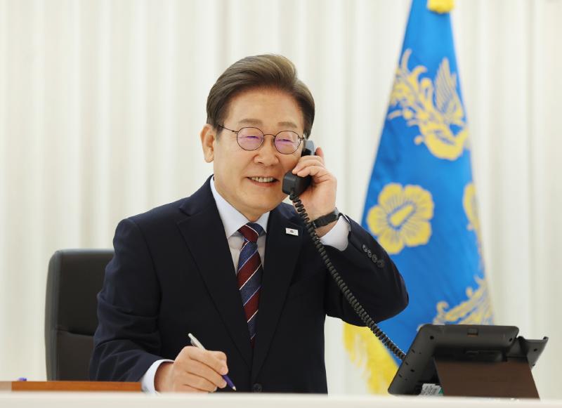 El presidente Lee Jae-myung conversa por teléfono con su homólogo estadounidense, Donald Trump, desde la residencia presidencial en Seúl el 6 de junio.