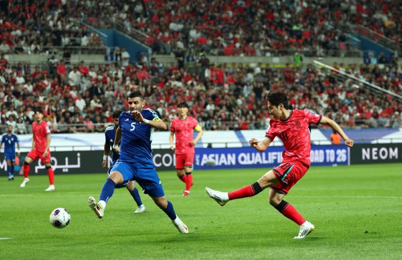 El jugador surcoreano Lee Kang-in (dcha.) anota un gol en el partido del Grupo B contra Kuwait, en la tercera ronda del torneo asiático de clasificación mundialista, disputado, el 10 de junio, en el Estadio de la Copa Mundial de Seúl. | Agencia de Noticias Yonahp
