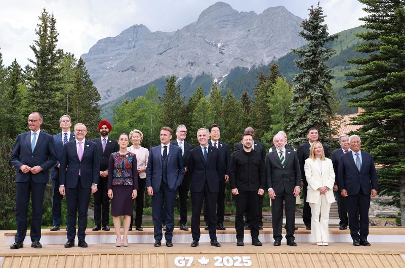 El presidente Lee Jae-myung (quinto desde la izquierda en la segunda fila) posa para la foto oficial con los líderes del G7 y países invitados, el 17 de junio en Kananaskis, Alberta, Canadá.
