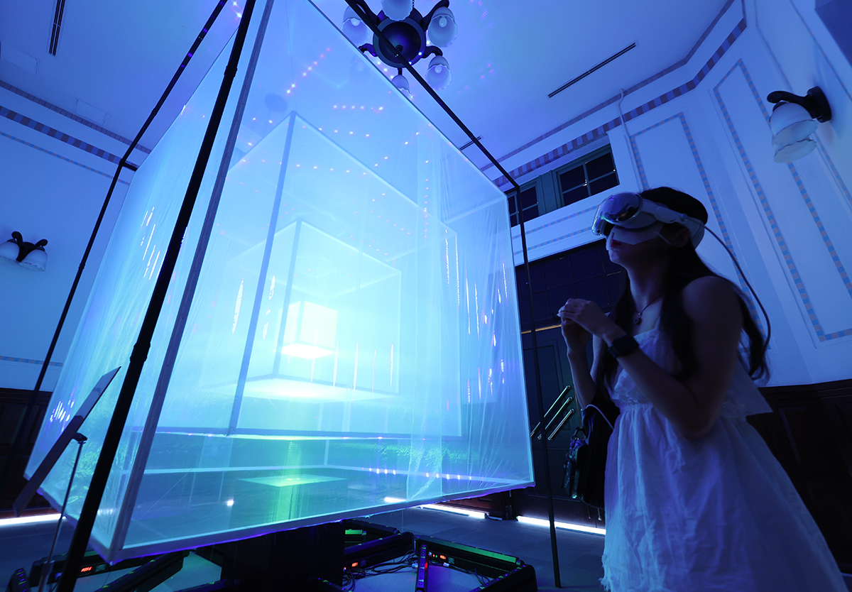 Una visitante experimenta la obra de realidad virtual (RV) 