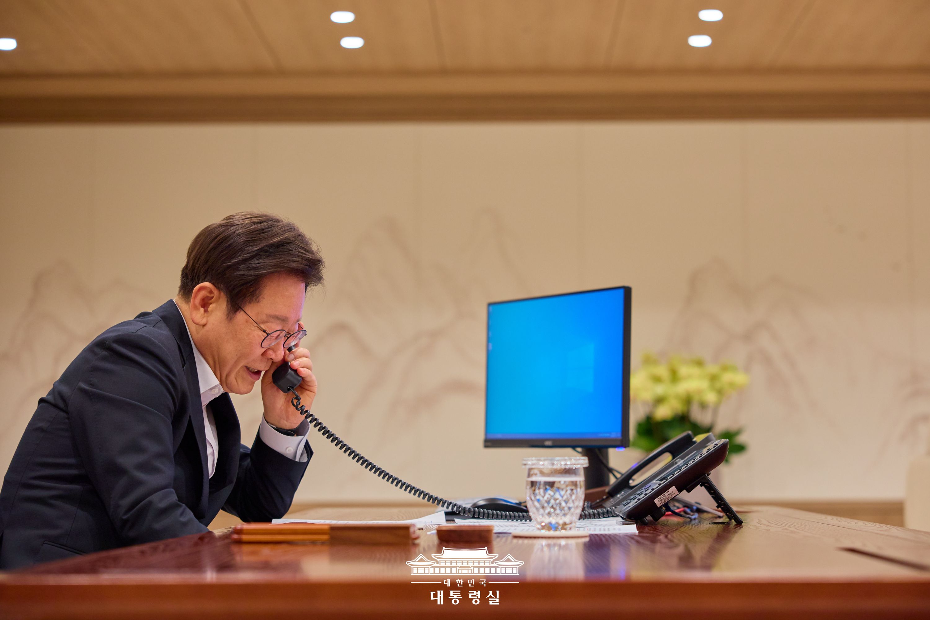 El presidente Lee Jae Myung conversa por teléfono con su homólogo turco, Recep Tayyip Erdogan, el 17 de julio desde la oficina presidencial en el distrito de Yongsan-gu, en Seúl. | Oficina presidencial