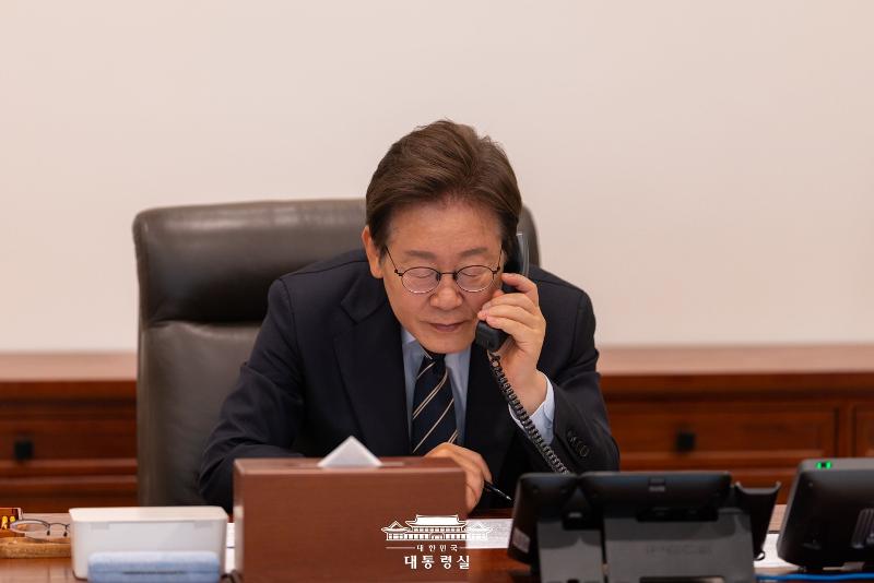 El presidente Lee Jae Myung conversa por teléfono con el primer ministro de Singapur, Lawrence Wong, desde su despacho en la Oficina Presidencial en Yongsan-gu, Seúl, el 30 de julio. | Oficina presidencial