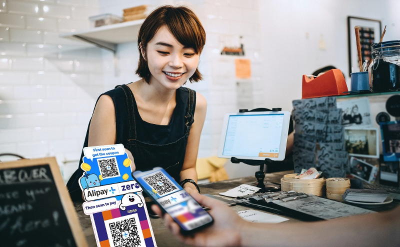 La Fundación de Pagos Fáciles de Corea (KEPF, por sus siglas en inglés), en colaboración con la Organización de Turismo de Corea (KTO) y los principales proveedores de servicios de pago, ha establecido una infraestructura de código QR estándar para facilitar las compras de turistas extranjeros. | KEPF